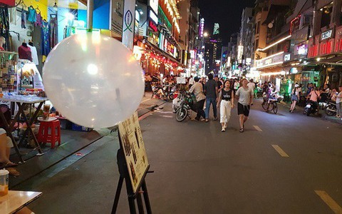‘Đóng cửa’ các hàng quán bán bóng cười, lấn chiếm phố đi bộ Bùi Viện