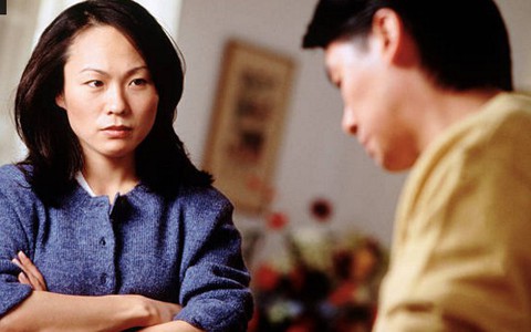 Đặt mua cỗ để làm giỗ bố chồng, tôi bị mẹ chồng quở mắng "Chỉ biết dùng tiền mà không có tâm"