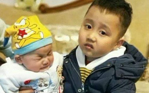 Góc "làm anh khó đấy": Cuối tuần vẫn phải trông em, cậu bé có ngay biểu cảm khiến dân mạng cười lăn lóc
