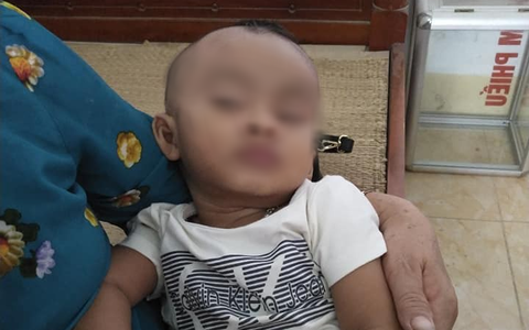 Nghệ An: Bé trai bụ bẫm bị bỏ rơi giữa đường kèm phong bì 1 triệu đồng nhờ người nuôi giúp