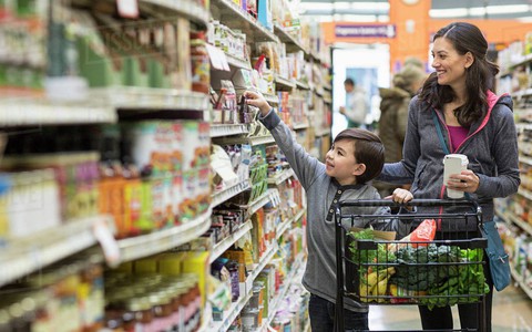 Góc tự giác: Cậu bé 5 tuổi thay mẹ đi chợ mua rau củ thực phẩm mỗi tuần, có một điều thậm chí còn khiến nhiều người lớn phải xấu hổ