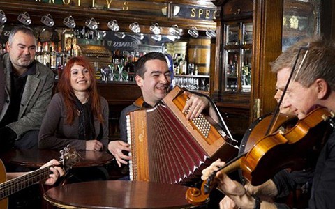 Lối sống "craic" vui vẻ đến lạ của người Ireland: Không tiêu xài hoang phí, người hành khất hay tỷ phú đều được đối xử công bằng