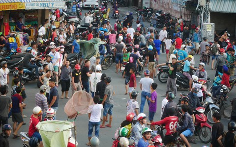 Hàng trăm người xô đẩy nhau giật tiền cúng cô hồn khiến đường phố Sài Gòn hỗn loạn