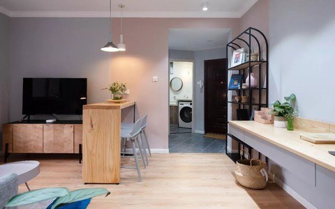 Căn hộ rộng vỏn vẹn 56m² nhờ cải tạo chuẩn xác nên vẫn có phòng làm việc, phòng khách riêng