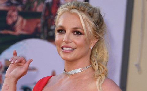 Đừng khinh thường chị "Bích Nụ": Bị chê nghiện hàng giá rẻ, Britney Spears khoe ngay giày xịn giá trăm triệu nhưng không thèm đi 