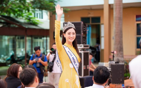 Vừa về Cao Bằng, Hoa hậu Lương Thùy Linh đã "gây náo loạn" khi xuất hiện ở nơi đặc biệt này