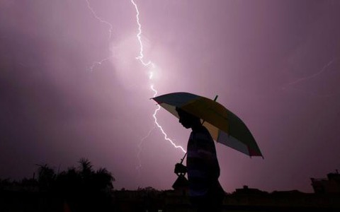 Trở về nhà trong cơn giông bão, người đàn ông chẳng ngờ bị chính cây dù đang cầm trên tay hại suýt mất mạng