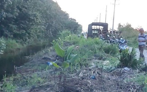 Cận cảnh hiện trường phát hiện thi thể người đàn ông nghi bị sát hại dưới mương nước