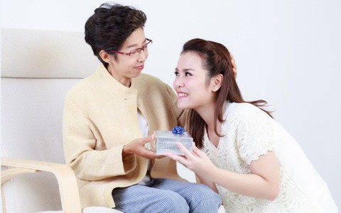 Nhìn bữa cơm mẹ chồng nấu, tôi nôn thốc nôn tháo nhưng khi biết sự thật sau đó, tôi ôm lấy mẹ mà khóc nức nở