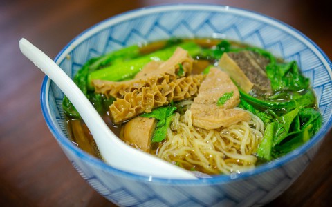 Đi ăn mì Hong Kong nổi tiếng, cô nàng chờ cả tiếng đồng hồ không có đồ ăn nhưng đáng sợ nhất là thái độ của nhân viên