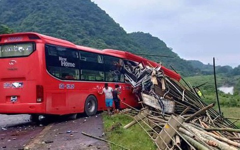 Hòa Bình: Xe khách va chạm kinh hoàng với xe tải rồi lao xuống vực khiến 2 người chết, 14 người bị thương