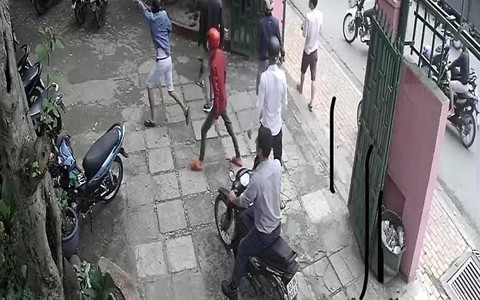 Hơn 20 người đánh 3 người trong quán ở Thủ Đức