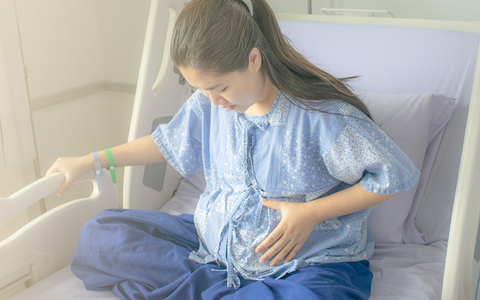 Khi tôi đang vật lộn với cơn đau đẻ, mẹ chồng đứng bên ngoài hét lớn một câu khiến tôi sức cùng lực kiệt cũng phải sinh cháu cho bà bằng được