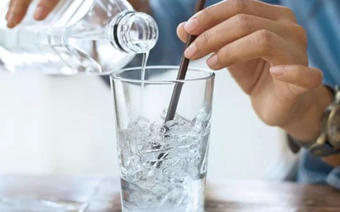 Đi nắng về, uống liên tiếp 2 chai nước lạnh giải khát, người đàn ông nôn ra máu do mắc hội chứng này
