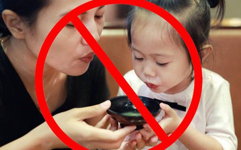 Chỉ một hành động mớm, thổi thức ăn của người lớn cũng mang theo hàng triệu vi khuẩn cho trẻ