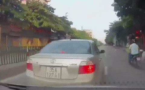 Clip: Thấy tiền rơi trên đường, tài xế ô tô phanh cực gấp để lao ra nhặt bất chấp các phương tiện phía sau
