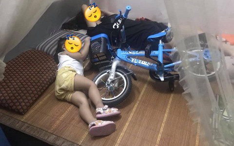 Chuyện bi hài người có con nhỏ mới hiểu: Nằm ngủ cũng chẳng yên vì trẻ giữ khư khư đồ chơi xếp kín giường