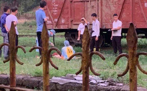Người đàn ông bò qua đường sắt bị tàu hỏa cán tử vong