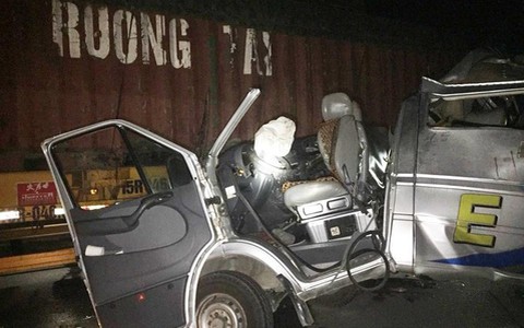 Xe khách đâm vào đuôi container đang đánh lái vào lề đường, 16 người nhập viện trong đêm