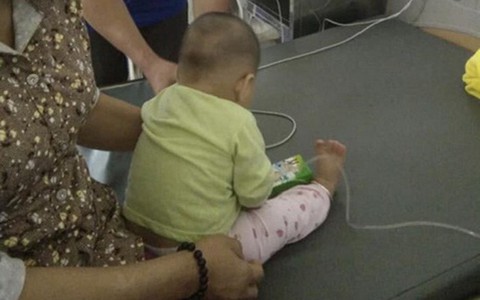 Con bị ho, ngạt mũi, mẹ tự mua thuốc kháng sinh và siro cho uống, bé 8 tháng tuổi sốc phản vệ tím tái, không thở được
