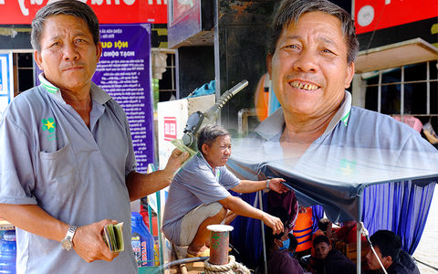 Chú Hai Thơ vừa bán xăng vừa vớt rác trên chợ nổi Cái Răng: "Sông quê hương thì mình phải thương, không làm mắc cỡ với tụi Tây lắm"