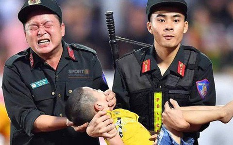 Danh tính Đại úy CSCĐ tỉnh Nam Định dùng tay chèn miệng bé trai trên sân vận động