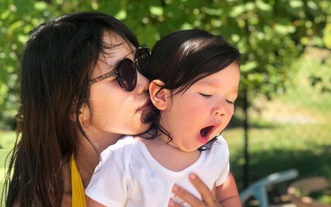 Hà Anh tiếp tục đanh đá đáp trả anti-fan cực gắt khi bị chê "làm mẹ mà không biết buộc tóc gọn gàng cho con"