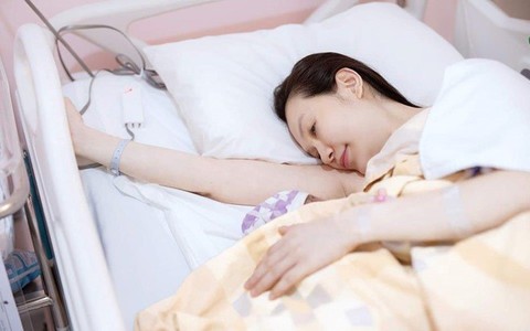Nam ca sĩ Tuấn Hưng đăng tải hình ảnh vợ và con trai mới chào đời, cư dân mạng thi nhau vào chúc mừng

