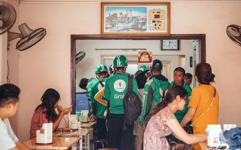 Tin lời đồn ăn đậu đỏ ngày Thất tịch sẽ "thoát ế", hội chị em order tới tấp khiến quán chè nào cũng cháy hàng