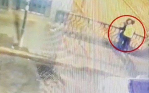 Đi bar về, cặp đôi ngồi vắt vẻo hôn nhau trên thành cầu và cái kết thương tâm