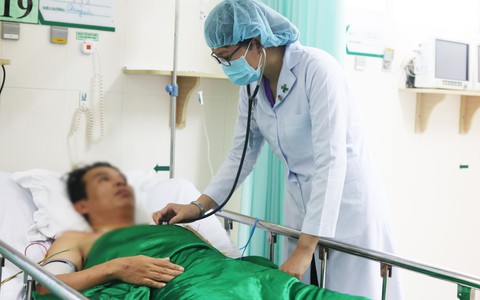 Sau khi dự tiệc, người đàn ông bất ngờ bị ngưng tim do nhồi máu cơ tim, phải sốc tim 50 lần mới cứu được