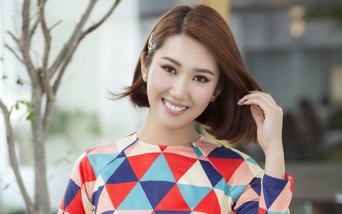 Thúy Ngân diện áo dài họa tiết rực rỡ nổi bật nhất họp báo 