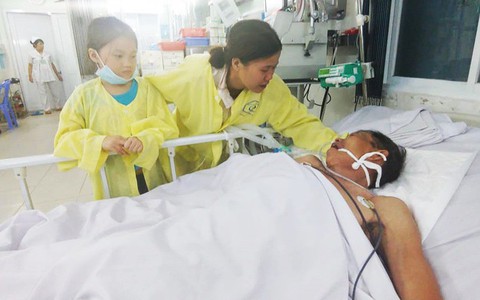 Đang chơi với cháu, ông ngoại bỗng nhiên ngưng tim, chi phí điều trị dần trở thành gánh nặng trên vai gia đình nghèo khó