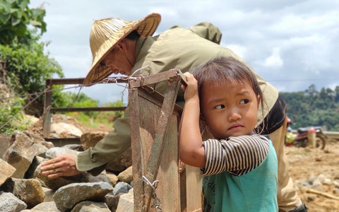 Ánh mắt ám ảnh của trẻ em vùng lũ: Những chuỗi ngày mờ mịt khăn tang, chẳng còn nhà cửa lẫn ước mơ đến trường