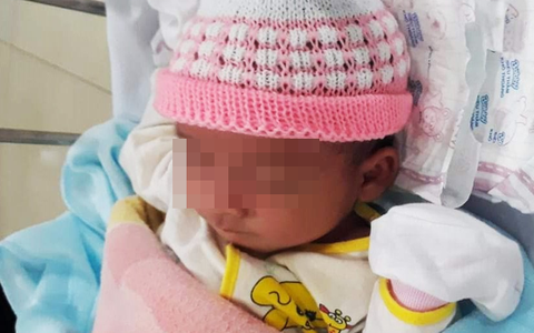 Bình Dương: Bé gái sơ sinh còn nguyên dây rốn bị bỏ rơi bên đường dưới trời mưa, não có vấn đề phải cấp cứu