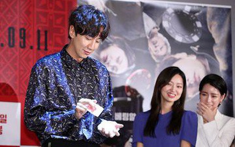 Lee Kwang Soo khiến không ai nhịn được cười khi làm điều này tại họp báo