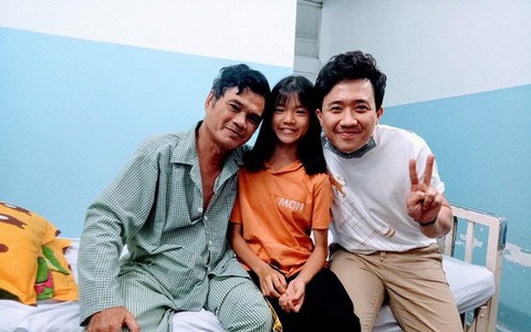MC Trấn Thành và Trường Giang vào viện thăm nghệ sĩ Mai Trần, mỗi người ủng hộ 20 triệu đồng