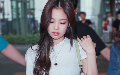 Cậy có eo thon, Jennie (Black Pink) "chuyên trị" vén áo thành crop top vừa sexy lại vừa sành điệu