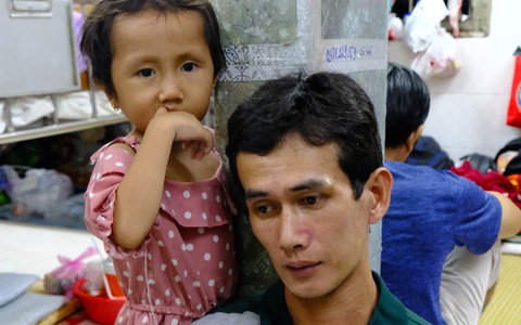Vợ mới mất 50 ngày thì con gái 6 tuổi nhập viện trị u não ác tính, người đàn ông bất lực giành giật sự sống cho con