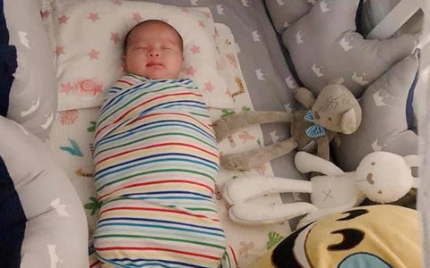 Mẹ Sài Gòn luyện con ngủ xuyên đêm từ 6 rưỡi tối, dù trước đó 11h đêm bé mới ngủ, lại liên tục phải bế đi rong