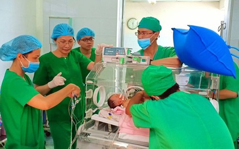 Bác sĩ Sài Gòn vượt hàng trăm cây số cứu bé gái 9 ngày tuổi bị lệch tim sang phải, dạ dày chui qua lồng ngực