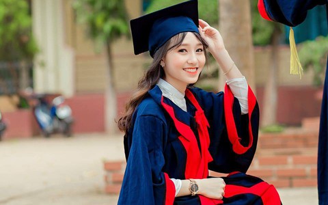 Nụ cười tỏa nắng của cô nữ sinh bị liệt 2 chân: "Nhiều lúc em cảm thấy mình vẫn bình thường như mọi người"