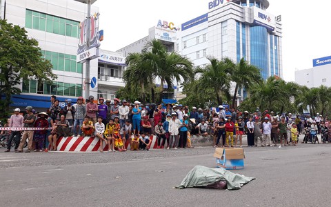 Kiên Giang: Kinh hoàng người phụ nữ đi xe máy làm rớt bao tải có chứa xác thai nhi xuống đường