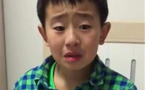 Cậu bé tiểu học khóc lóc vì mẹ sắp sinh em bé: “Rồi con sẽ chết để mẹ chỉ lo cho em”