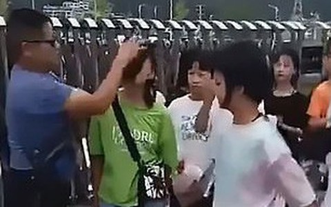 Thầy giáo gây tranh cãi khi đứng trước cổng trường lau mặt cho học sinh nữ vì trang điểm đến lớp 