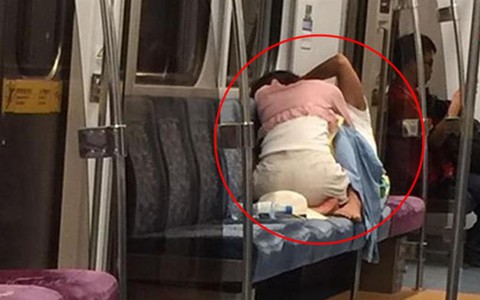 Cặp đôi thản nhiên "đóng phim tình cảm" trên tàu điện ngầm đông người nhưng cư dân mạng lại bày tỏ phản ứng không ngờ