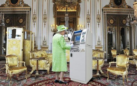 Tiết lộ mới gây choáng: Cây rút tiền ATM "độc nhất vô nhị" của Nữ hoàng Anh được cất giấu ngay trong Cung điện