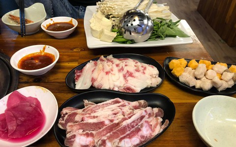 Ăn buffet lẩu nướng 259k/suất vẫn bị đói, cô nàng tức giận kể mánh khóe của nhà hàng, dân mạng lại "thấy gớm" khi nhìn đĩa thịt