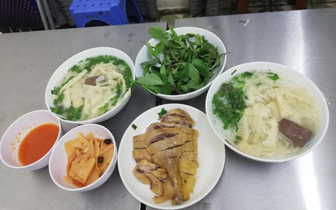 Ăn xong tô bún ngan phố cổ phát hiện ổ giòi, cô gái hãi hùng "bóc phốt", dân mạng càng tức thay khi nghe thêm điều này