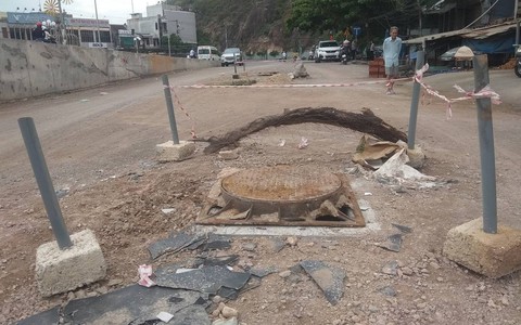 Cháu bé lọt xuống cống bị nước cuốn đi hàng trăm mét
